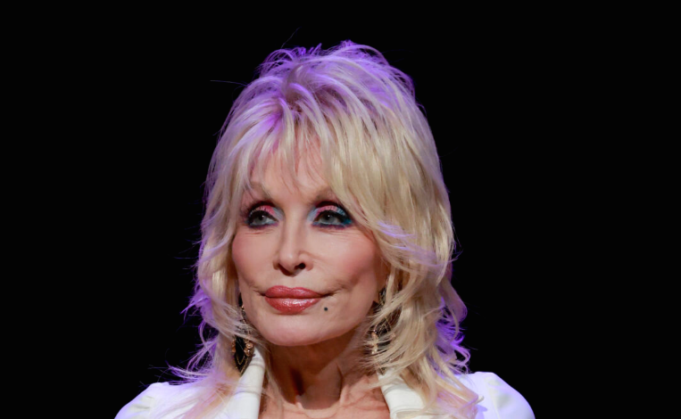 The Story Behind Dolly Parton’s Signature Gloves and Her Unique Style